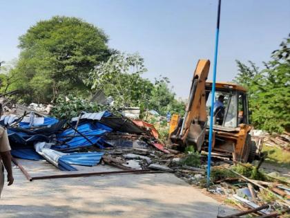 three hundred huts destroyed hadapsar pune municipal corporation action | हडपसरमध्ये तीनशे झोपड्या जमीनदोस्त; पाटबंधारे विभागासोबत पालिकेची संयुक्त कारवाई