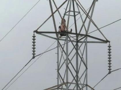 Shole style movement by climbing the electric tower in hadapsar | पुण्यात पाण्यासाठी विद्युतवाहिनीच्या टॉवरवर चढून 'शोले स्टाईल' आंदोलन