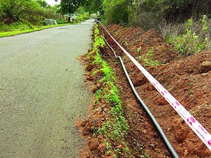 Demand for the suspension of electro-villagers, suspension of work on the Neral-Kalamb road | विद्युतवाहिनीस ग्रामस्थांचा विरोध, नेरळ-कळंब रस्त्यावरील कामाला स्थगिती देण्याची मागणी