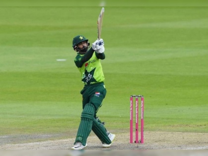 NZ vs PAK : Mohammad Hafeez's 99* is now the highest individual T20I score by a player after turning 40; Pakistan to 163-6 | NZ vs PAK : ४०व्या वर्षी पाकिस्तानी फलंदाजानं रचला इतिहास, ट्वेंटी-20त अविश्वसनीय खेळी