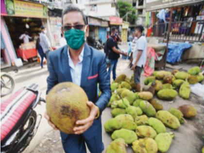 Vatpoornime creates an atmosphere of enthusiasm in the market; Fanas, almost to take the worship material | वटपौर्णिमेमुळे बाजारात उत्साहाचे वातावरण; फणस, पूजेचे साहित्य घेण्यासाठी लगबग