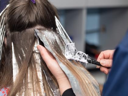 White hair is visible even after dyeing the woman broke the glass in the salon in anger | 'डाय करूनही पांढरे केस दिसतायत,' रागात महिलेने फोडली सलूनमधील काच