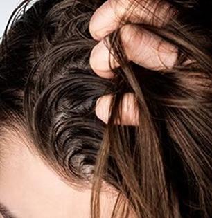 पावसात भिजल्यामुळे केसांना घाण वास येतो? 'हे' सोपे उपाय, पावसाळ्यातही केस राहतील सुंदर