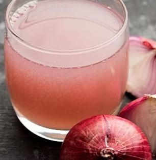 ऐन तारुण्यात केस खूप गळतात, पांढरेही व्हायला लागले? कांद्याच्या रसाचा ‘असा’ उपयोग, केसांसाठी वरदान