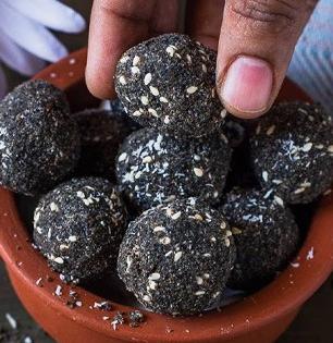 केस फार गळतात? टक्कल पडण्यापूर्वी खा 'हा' काळा लाडू, महिन्याभरात केसांची भराभर वाढ- होतील दाट