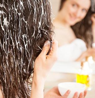 केस प्रमाणापेक्षा जास्त गळतात? दह्यात कालवून लावा १ गोष्ट, विंचरताना कंगव्याला एकही केस चिकटणार नाही