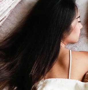 रात्री केस मोकळे सोडावे की झोपताना घट्ट वेणीच घालावी? केस चांगले ठेवायचे तर पाहा योग्य पद्धत