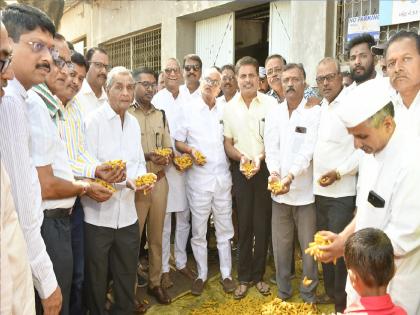 Turmeric deal in Sangli on the occasion of Gudi Padwa, price impact due to increase in arrivals | गुढीपाडव्याच्या मुहूर्तावर सांगलीत हळदीचे सौदे, आवक वाढल्याने दरावर परिणाम 