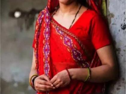 Mother of 5 children left her husband and ran away with her lover, got married but...; High voltage drama unfolded in the village! | पतीला सोडून प्रियकरासोबत पळून गेली ५ मुलांची आई, लग्न केलं पण...; गावात रंगला हाय वोल्टेज ड्रामा!