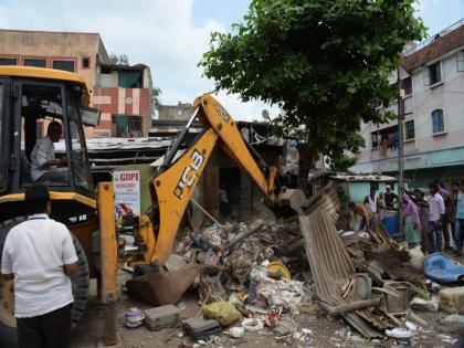 Hammer on massive encroachments in Jalgaon | जळगावात मोठय़ा अतिक्रमणांवर हातोडा