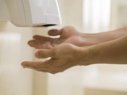 Study claims that bathroom hand dryers may leave your hands dirtier than before | टॉयलेटमधील हॅंड ड्रायरचा वापर आरोग्यासाठी धोकादायक!