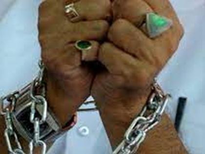 Handcuffs to those who rob farmers | शेतकऱ्यास लुटणाऱ्यांना ठाेकल्या बेड्या