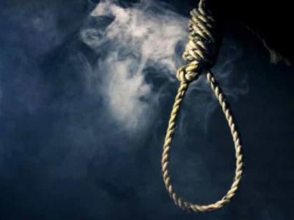 Mother commits suicide with toddler by her side; The older girl was playing in the yard | चिमुकल्याला शेजारच्या घरी ठेवून आईने केली आत्महत्या; मोठी मुलगी अंगणात होती खेळत