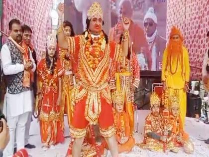 Video: An actor who played the role of Hanuman on the stage of Ramlila in Haryana died of a heart attack | Video: रामलीला मंचावर रामाच्या चरणी नतमस्तक झालेल्या हनुमानानं अचानक प्राण सोडला