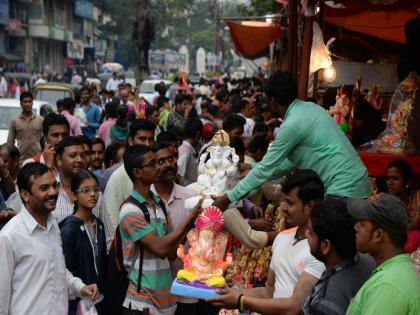 Happyness in the market of Jalgaon by the arrival of Bappa | बाप्पाच्या आगमनाने जळगावाच्या बाजारपेठेत चैतन्य