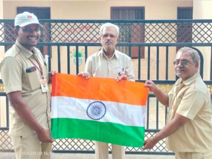 august 15 brings har ghar tiranga the flag delivered home by the postman of solapur | १५ ऑगस्ट घेऊन येतोय 'हर घर तिरंगा', सोलापूरचे पोस्टमन घरपोच देणार ध्वज