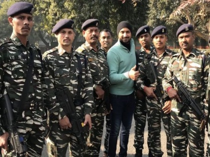 Harbhajan Singh trolled for posting photo with soldiers | हरभजन सिंगने जवानांसोबतचा फोटो केला पोस्ट, पण तरीही सोशल मीडियावर झाला ट्रोल