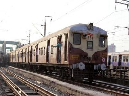 Half the distance from the platform went further | फलाटापासून अर्धी लोकल गेली पुढे