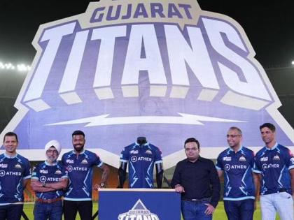 Hardik Pandya Gujarat Titans New Jersey Launch Controversy as anchor vikram sathaye says men women couples dont fight when cricket match is on trolls on social media | Hardik Pandya Gujarat Titans Controversy, IPL 2022: "क्रिकेट सुरू असलं की कपल्समध्ये वाद होत नाहीत"; अँकरच्या विधानावरून वाद