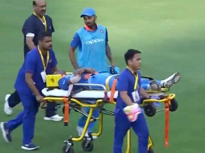 India vs Pakistan: After pounding, Pandya fell to the ground, out of the field from the stretcher | India vs Pakistan : चेंडू टाकल्यानंतर पंड्या जमिनीवर कोसळला, स्ट्रेचरवरून नेलं मैदानाबाहेर