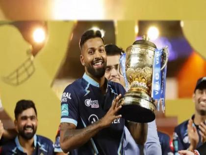  Hardik Pandya is set to leave Gujarat Titans and return to Mumbai Indians in an all-cash deal for ipl next season, read here details | मुंबई इंडियन्सच्या चाहत्यांचे 'हार्दिक' अभिनंदन; पांड्याची घरवापसी, गिलकडे गुजरातचे कर्णधारपद?