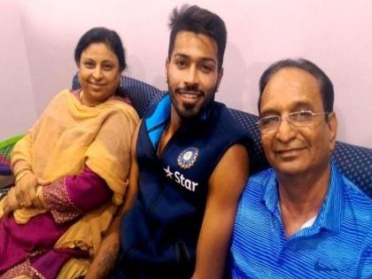 hardik pandya surprise gift for father | हार्दिक पांड्याने दिलं सरप्राइज गिफ्ट, वडील झाले इमोशनल 