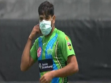 Watch Melbourne Stars Haris Rauf brings out mask for Covid safe wicket celebration | Viral Video: पहावं ते नवलंच! विकेट घेतल्यावर भरमैदानात गोलंदाजानं लावलं मास्क, पाहा नक्की काय घडलं?