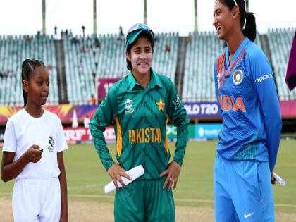 Video: Harmanpreet Kaur Carrying Mascot After She Falls ill Will Melt Your Heart | Video : भारतीय महिला क्रिकेटपटूची माणुसकी जपणारी कृती; वाचून अभिमानानं फुलेल छाती