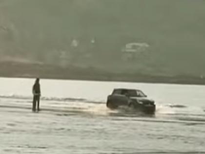 Ratnagiri: हर्णै समुद्रकिनाऱ्यावरील स्टंटबाजी, पुण्यातील युवकावर गुन्हा Ratnagiri: हर्णै समुद्रकिनाऱ्यावरील स्टंटबाजी, पुण्यातील युवकावर गुन्हा