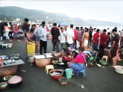 Harnai port, which has a turnover of crores, is in darkness due to lack of electricity | रत्नागिरी: कोट्यवधींची उलाढाल होणारे हर्णै बंदर अंधारात