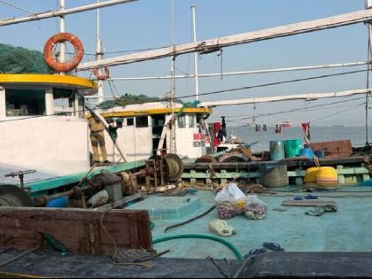 Diesel smuggling boat seized in Harnai Guhagar sea, Action by the Customs Department | हर्णै-गुहागर समुद्रात डिझेलची तस्करी करणारी बाेट जप्त, सीमा शुल्क विभागाची कारवाई