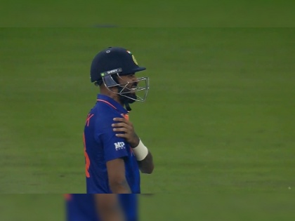ICC T20 World Cup 2021 Ind vs Pak Live updates : Hardik Pandya was hit on his right shoulder while batting, He has now gone for scans: BCCI | T20 World Cup 2021 Ind vs Pak Live Score: Hardik Pandyaनं मैदान सोडलं, BCCIच्या अपडेट्सनंतर टीम इंडियाच्या चिंतेत पडली भर!