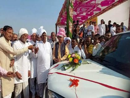 haryana panchayat election villagers honored the candidate who lost in the election given a car with 2 crore rupee | भन्नाट! निवडणुकीत हरल्यास २ कोटी अन् एक SUV कार; पराभूत उमेदवाराला बक्षीस