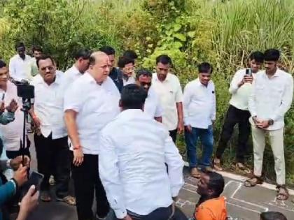 Shaktipeeth Highway Question Farmers Blocked Minister hasan mushrif Convoy in kolhapur | Kolhapur: शक्तीपीठ महामार्गप्रश्नी शेतकऱ्यांनी मंत्री मुश्रीफ यांचा ताफा अडवला, रस्त्यावर ठिय्या मारत जाब विचारला