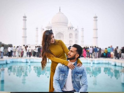 Hasan Ali with his wife at Taj Mahal in Agra, Hasan's wife is originally from India. He stayed back with his family and will return to Pakistan tomorrow | पाकिस्तानी जावयाचे भारतात लाड! वर्ल्ड कप संपल्यानंतर पत्नीसोबत पाहतोय ताजमहाल
