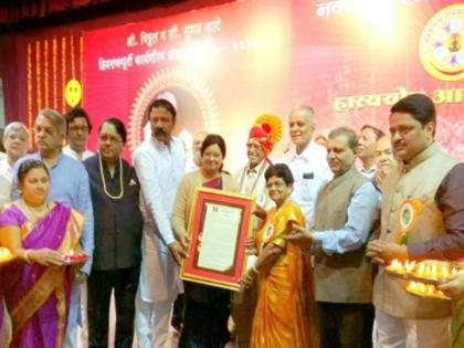 Humor comes through the heart: Mukta Tilak; Anniversary of 'hasyayog' in Pune | हास्ययोगाद्वारे आलेले हास्य हदयातून येते : मुक्ता टिळक; पुण्यात ‘हास्ययोग’चा वर्धापनदिन