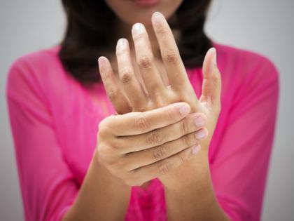 home remedies for cramps or pain in the fingers | हातातातील असह्य वेदनांपासून आराम देतील 'हे' घरगुती उपाय, बोटांतील क्रॅम्प्स छुमंतर!