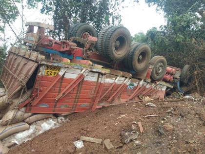 Sugar truck overturns on highway, driver killed, An accident took place at Hatkhamba on the Mumbai-Goa highway | उतारावर ट्रकवरील नियंत्रण सुटले, महामार्गावर साखरेचा ट्रक उलटून चालक ठार; रत्नागिरीतील हातखंबा येथील दुर्घटना