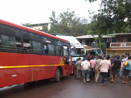 Triple accident at Hatkhamba on Mumbai-Goa highway, Damage to vehicles | मुंबई-गोवा महामार्गावरील हातखंबा येथे तिहेरी अपघात, वाहनांचे नुकसान