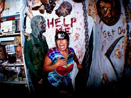 Haunted house Mckamey manor is offering 14 lakh rupees to anyone who survive 10 hours inside their | 'या' भूत बंगल्यात १० तास घालवाल तर मिळतील १४ लाख रूपये, आहे का तयारी?