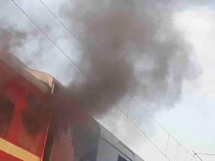 Howrah-Mumbai Mail's engine fire, driver's death | हावडा-मुंबई मेलच्या इंजीनला आग, चालकाचा मृत्यू