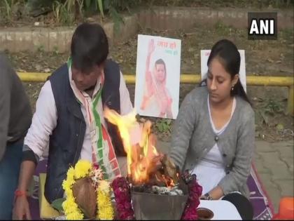 Supporters perform 'Hawan' outside Congress President Rahul Gandhi's residence | गुजरात-हिमाचलमध्ये काँग्रेसच्या विजयासाठी समर्थकांकडून राहुल गांधींच्या निवासस्थानाबाहेर हवन 