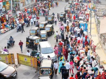 in mumbai muncipality has taken action against the unauthorized hawkers outside the railway station | आता तरी फेरीवाले हटणार का? मुंबईत ४,७७३ फेरीवाल्यांवर कारवाई