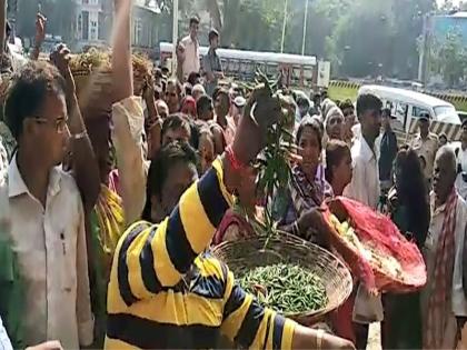 Video: Femis try to commit suicide during presidential protest | Video : फेरीवाल्यांच्या आंदोलनादरम्यान अध्यक्षांनी केला आत्महत्येचा प्रयत्न 