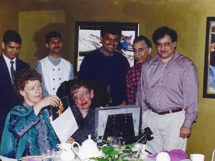 And Stephen Hawking visit become uncontrollable ... | अन् स्टीफन हॉकिंगला भेट अनावर झाली...