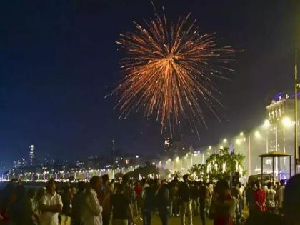 Mumbaikars ready to welcome New Year; Illumination with attractive discounts in the malls, crowds on the square | नववर्षाच्या स्वागतासाठी मुंबईकर तयार; माॅलमध्ये आकर्षक सवलतींसह रोषणाई, चौपाट्यांवर गर्दी