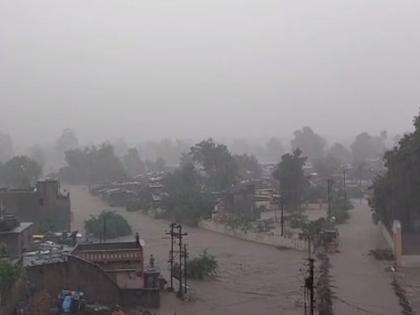 Heavy flooding of Padmavati river in Jalgaon; Water entered the houses on both sides | जळगावमधील पद्मावती नदीला प्रचंड पूर; दोन्ही बाजूच्या घरात पाणी घुसले