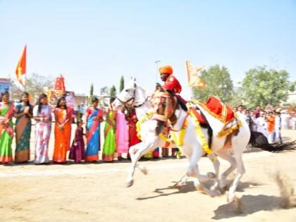 Thousands of devotees chanted Gnanoba Tukarama; The third round of the Maghwari was held in Penur | हजारो भाविकांनी केला ज्ञानोबा तुकारामाचा जयघोष; माघवारीतील तिसरे गोल रिंगण पार पडले पेनूरमध्ये