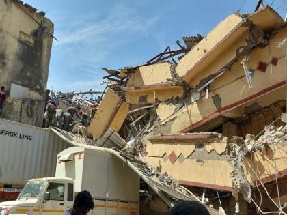 A three-storey building collapsed in Bhiwandi; 50 to 60 citizens are likely to be trapped under the debris | भिवंडीत तीन मजली इमारत कोसळली; ५० ते ६० नागरिक ढिगाऱ्याखाली अडकल्याची शक्यता