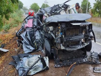 Two youths died on the spot in a car accident near Shahadan | शहादानजीक कार अपघातात दोन युवकांचा जागीच मृत्यू